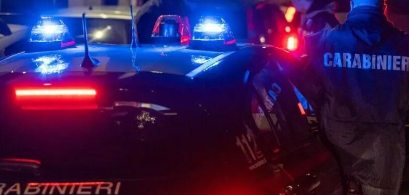 Si calano dal tetto e portano via 50.000 euro