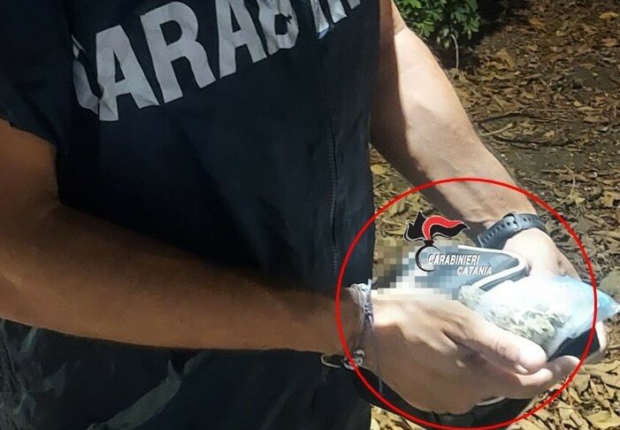 Dà un nome falso per non farsi riconoscere, ma i carabinieri non ci cascano