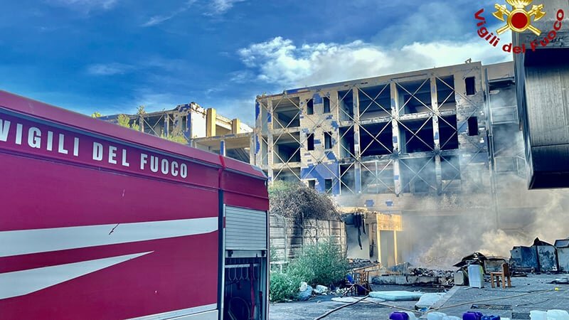 Catania, fiamme al campo rom