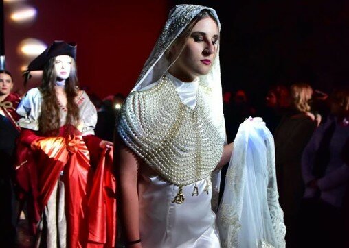 Agata e moda: l'omaggio di Battiati