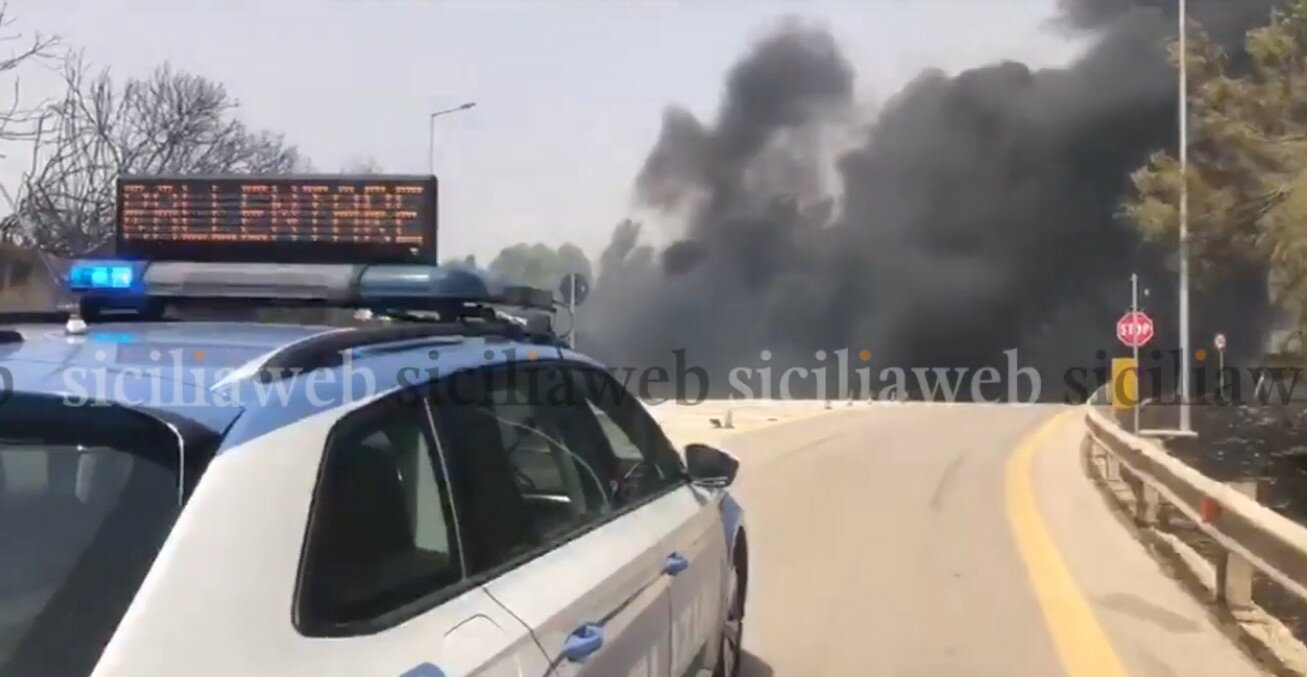Fiamme e fumo nero in autostrada: paura tra gli automobilisti
