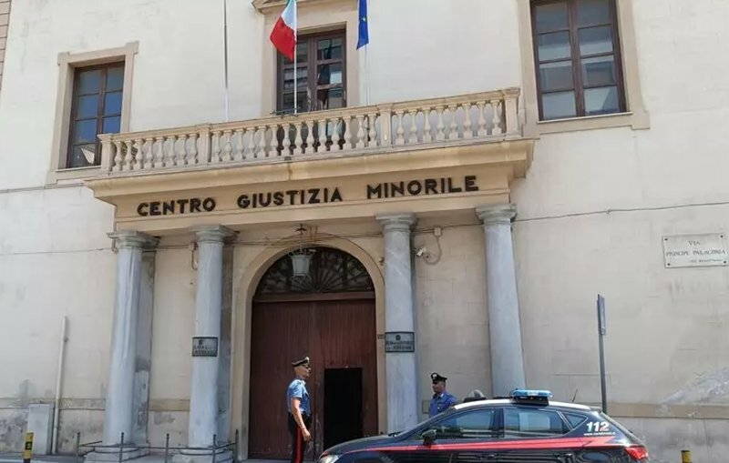 Ricattato da figlia 16enne e fidanzato: si impicca