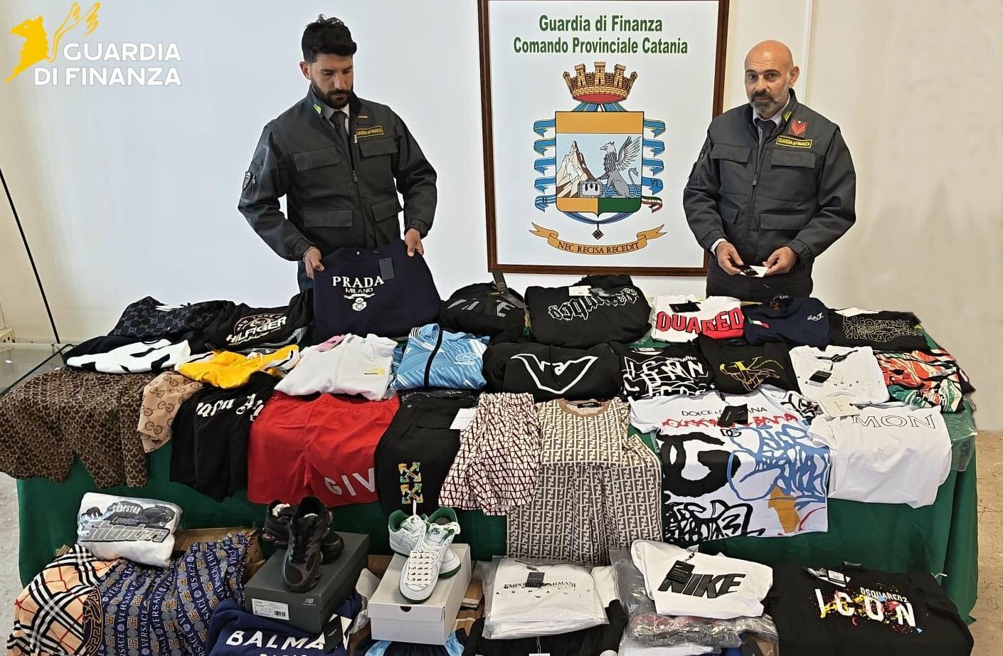 Scarpe, costumi e tshirt griffati (e falsificati): maxi sequestro a Catania Scarpe, costumi e tshirt griffati (e falsificati): maxi sequestro a Catania