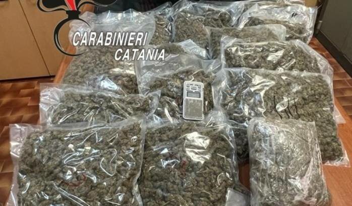 Catania: la macchina era imbottita di droga