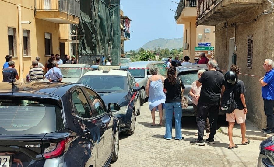 Operaio cade e muore davanti alla folla
