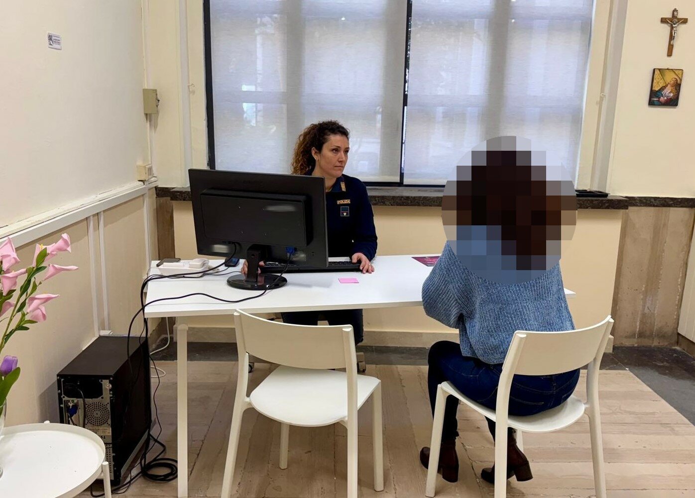 La moglie gli presta soldi e lui la prende a schiaffi