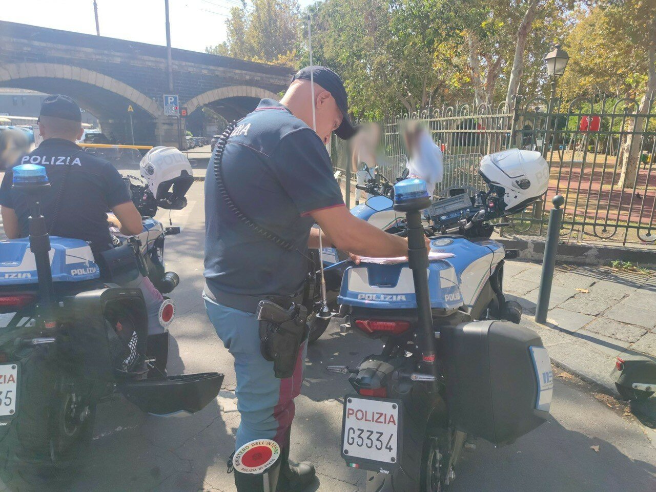 Pretende 20 euro per un posto auto in centro storico a Catania