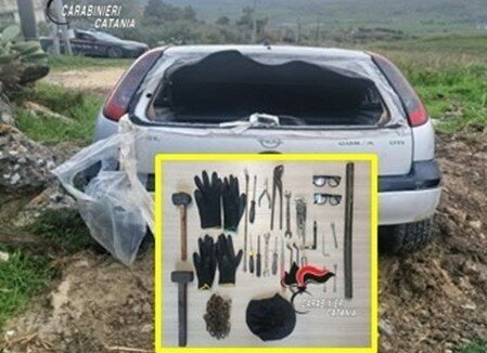 Si lancia fuori strada e abbandona l'auto, ma dimentica i documenti