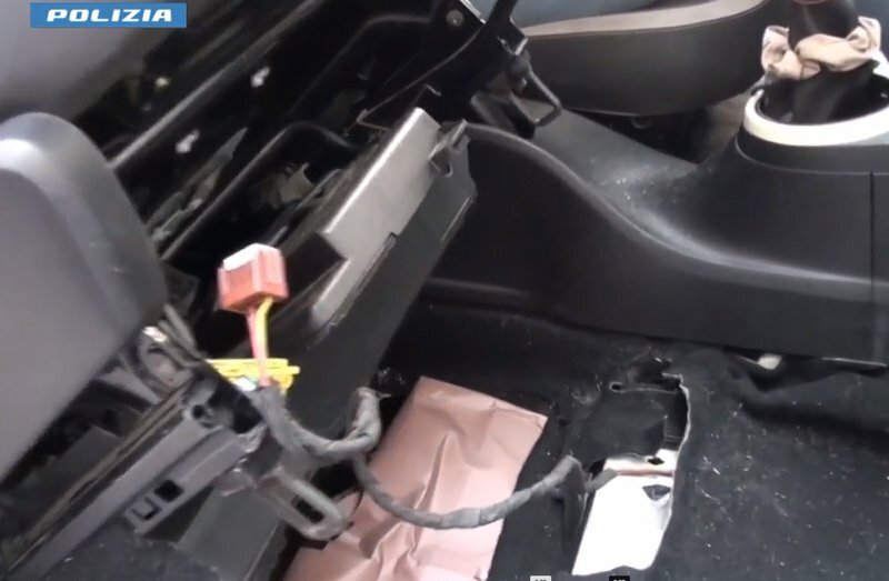 Sorpresa nell'auto: 3 chili di cocaina sotto il sedile