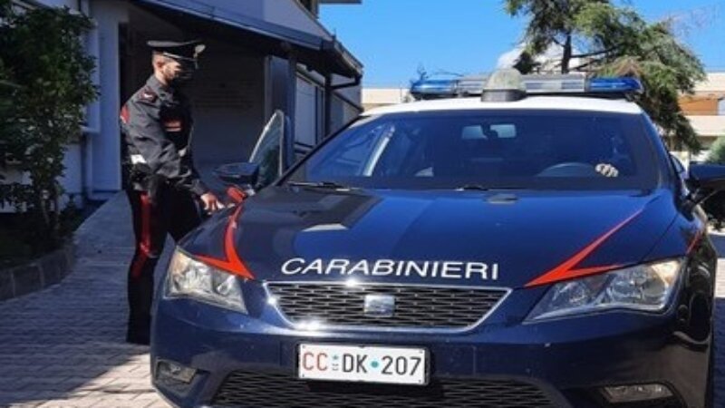 Terrorizza una donna mentre la rapina Terrorizza una donna mentre la rapina