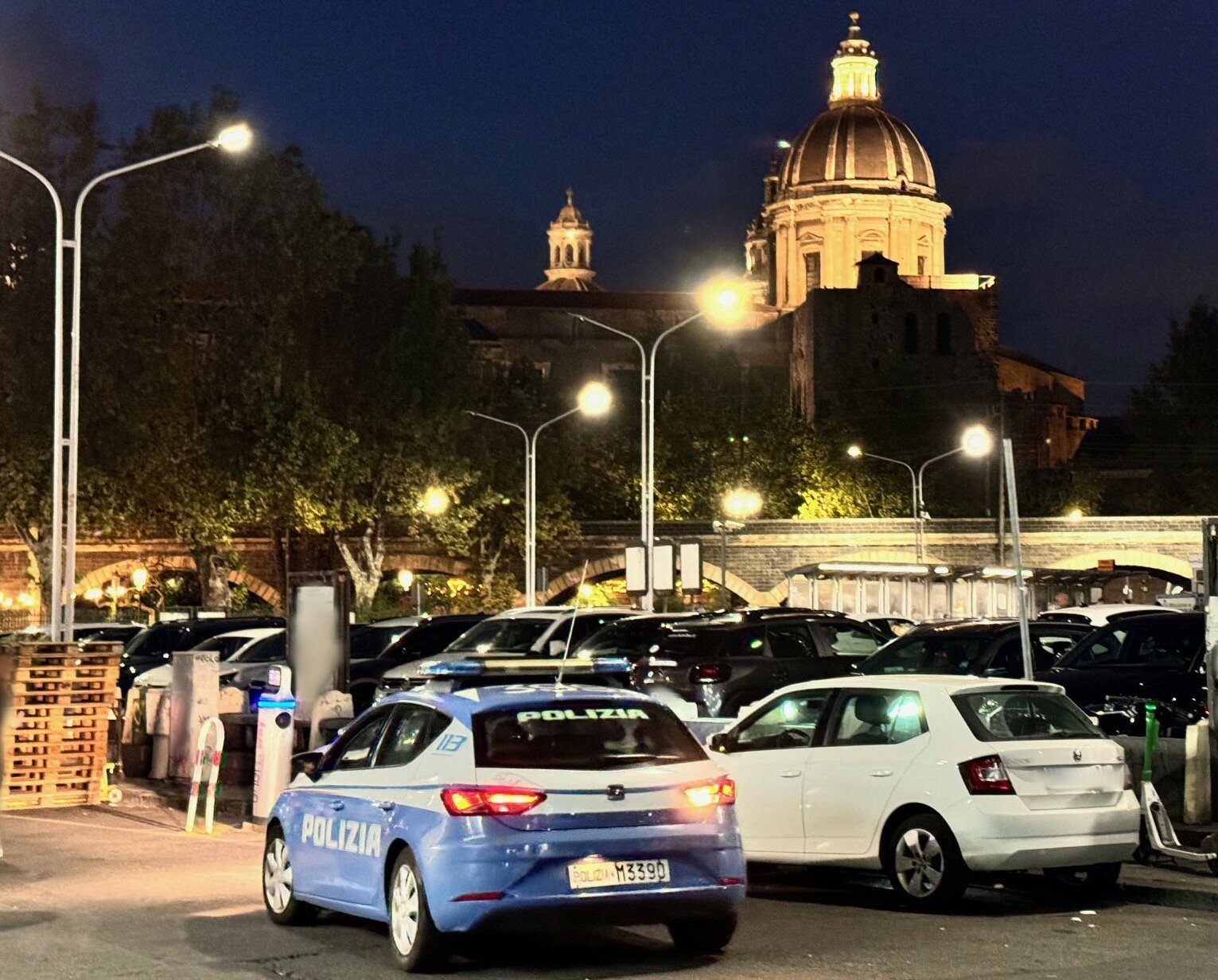 È ai domiciliari, ma fa il parcheggiatore in piazza Borsellino È ai domiciliari, ma fa il parcheggiatore in piazza Borsellino