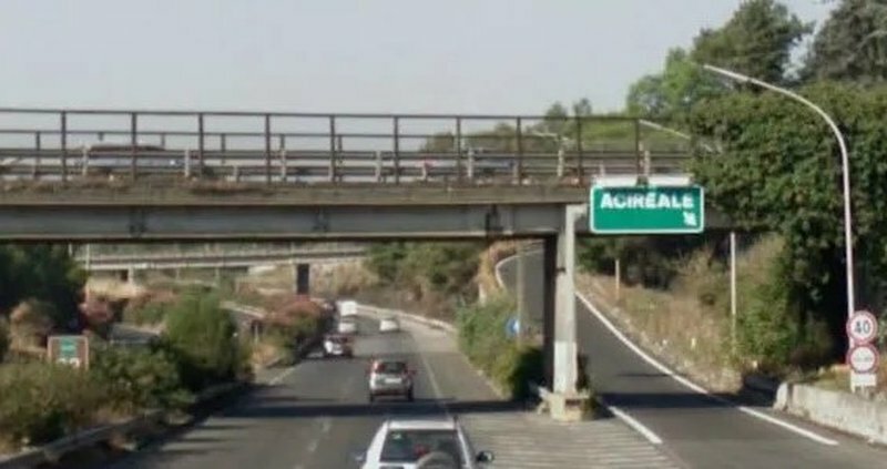 Schianto in moto sulla A18: due persone in ospedale