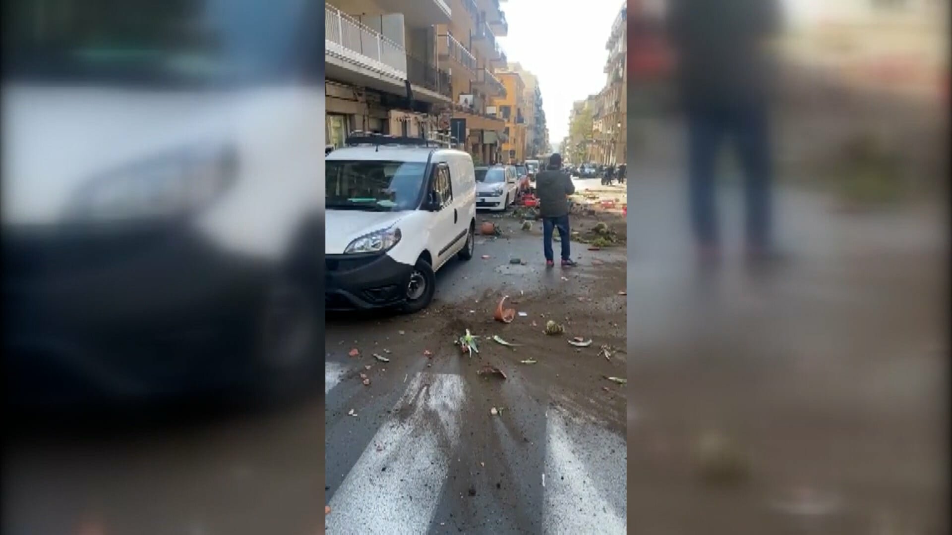 Cadono vasi in via Etnea