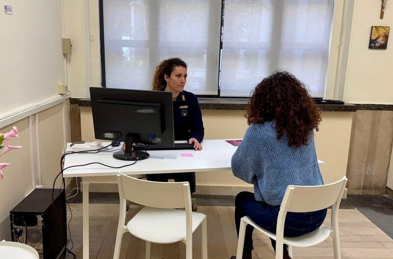 Si intrufola in casa dell'ex e la prende a morsi