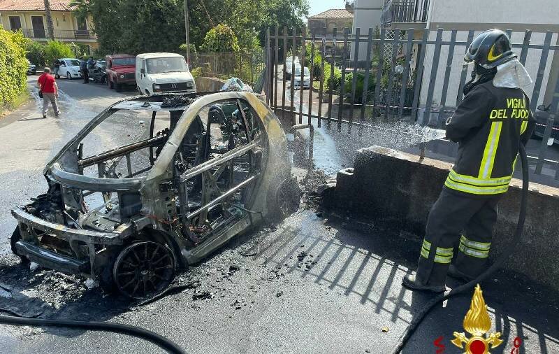Auto in fiamme vicino tubo gas