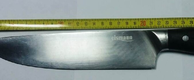 Compagno violento era sul letto con 2 lunghi coltelli