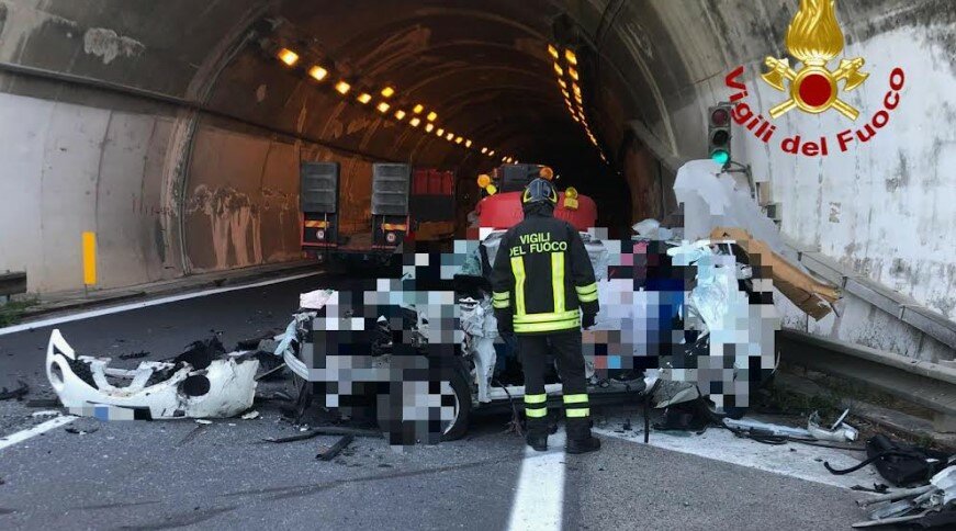 Scontro sulla A20: muore un ragazzo