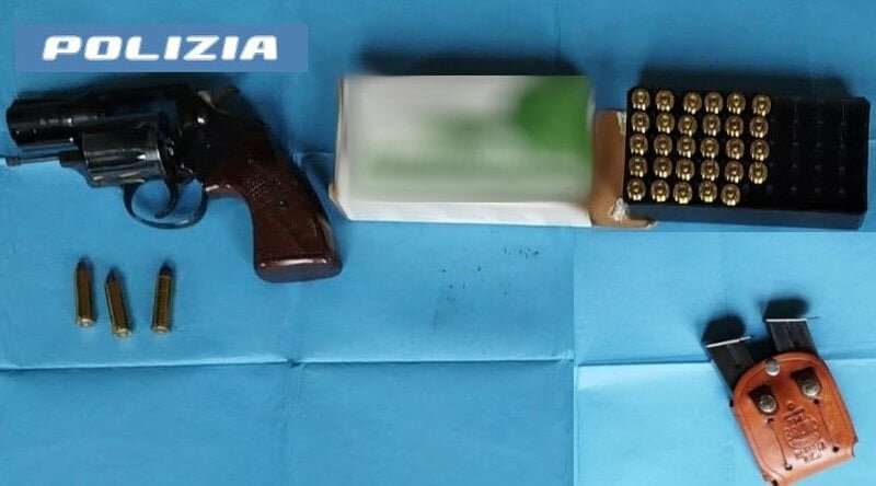 Catania, pistola e cartucce nella busta della spesa