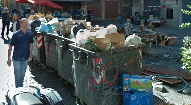 Duecento a ballare in piazza: tutto abusivo