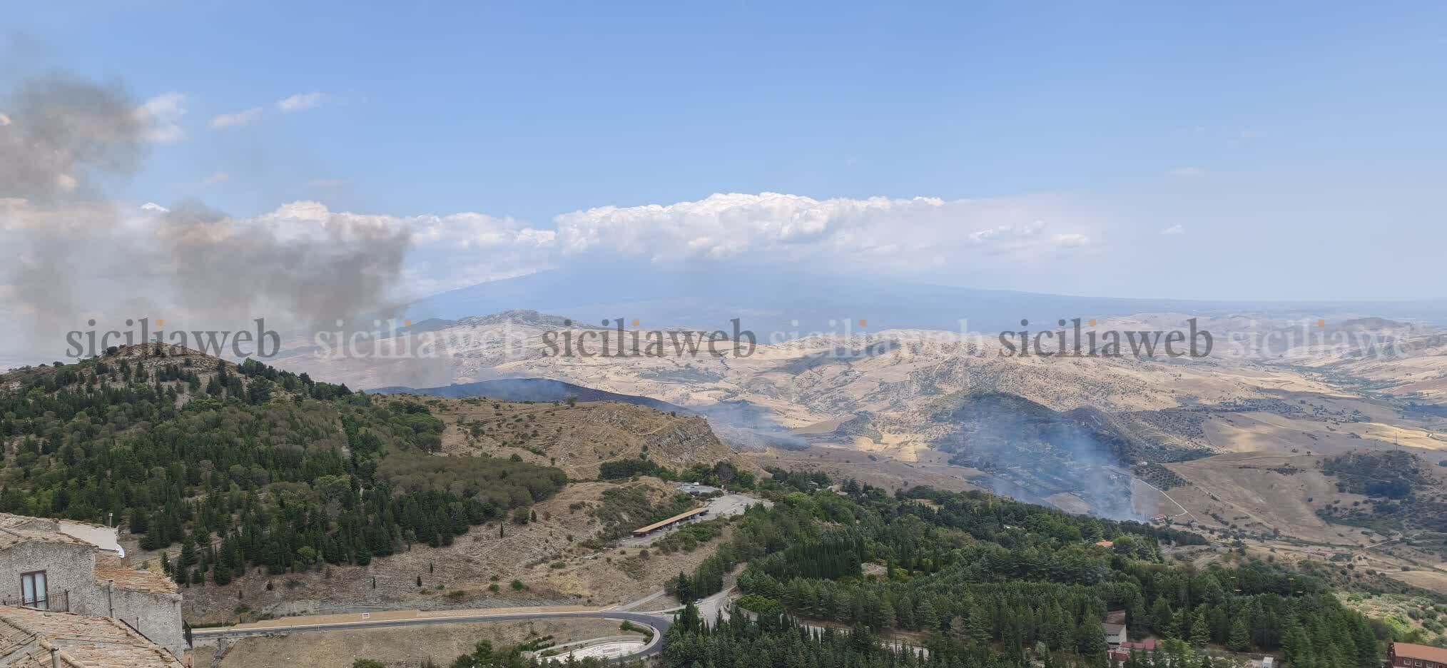 Incendio a Troina minaccia le case