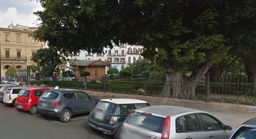 Passeggia in piazza, le tirano una pietra in testa Passeggia in piazza, le tirano una pietra in testa