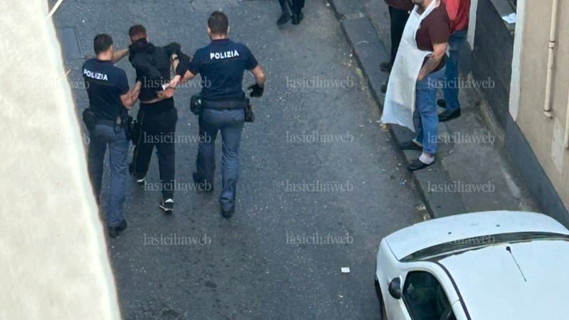 Catania, spari in via Mandr&agrave; dopo rapina