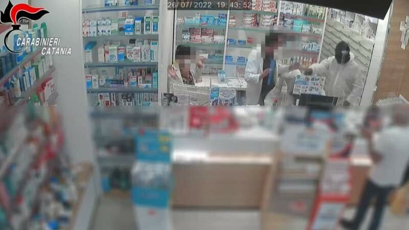 Assalto alla farmacia con la pistola