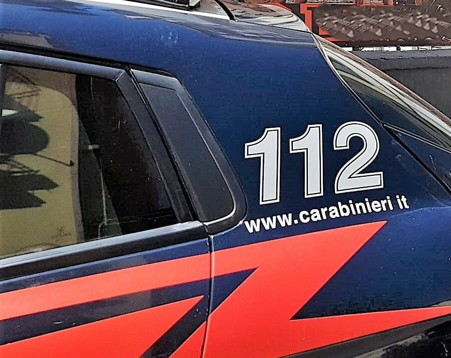 Aggredisce madre e sorella con mazza e forchettone