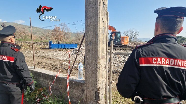 Demolito dopo 40 anni l'ecomostro del boss etneo