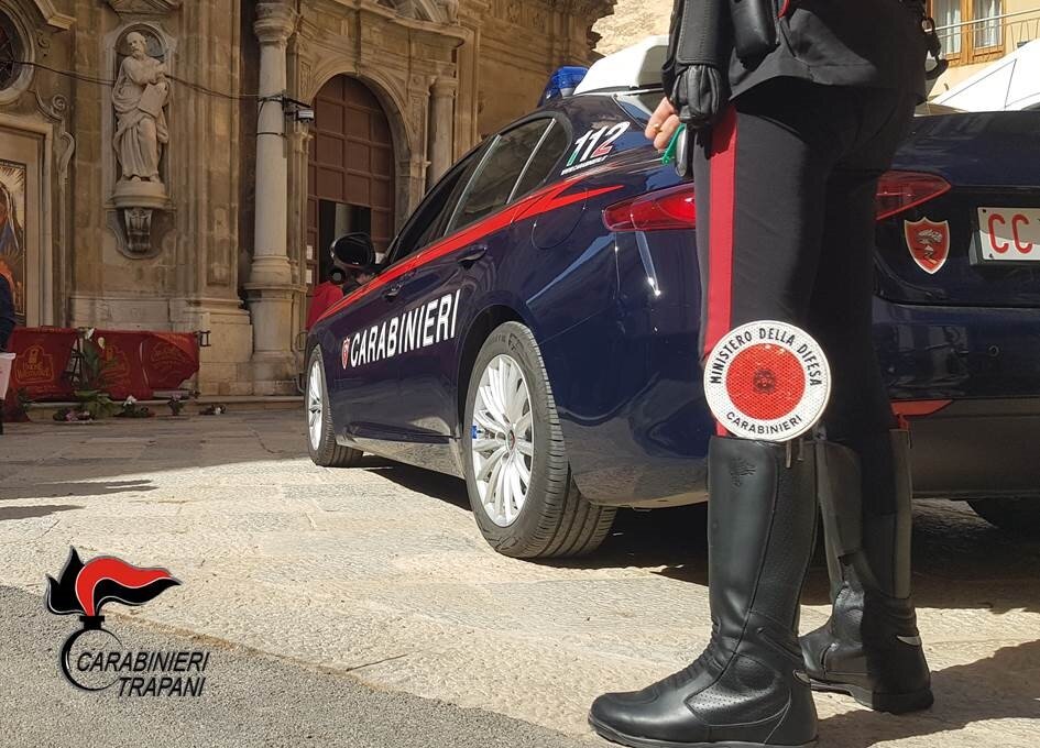 Il prete gli offre casa, lui gli ruba i soldi