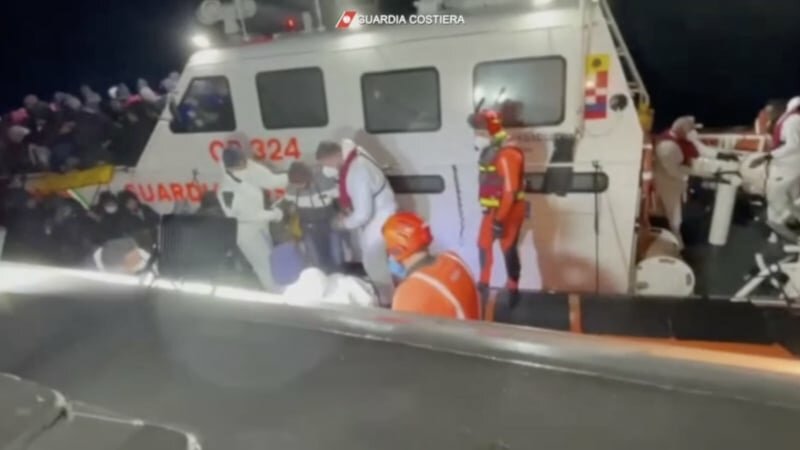 Muore sotto lo sguardo di moglie e figli