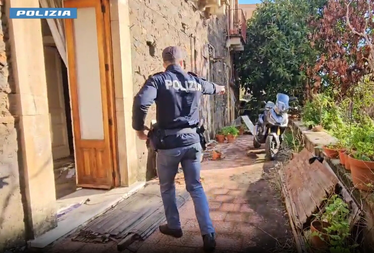 A Cibali in mezzo alla sporcizia le moto rubate