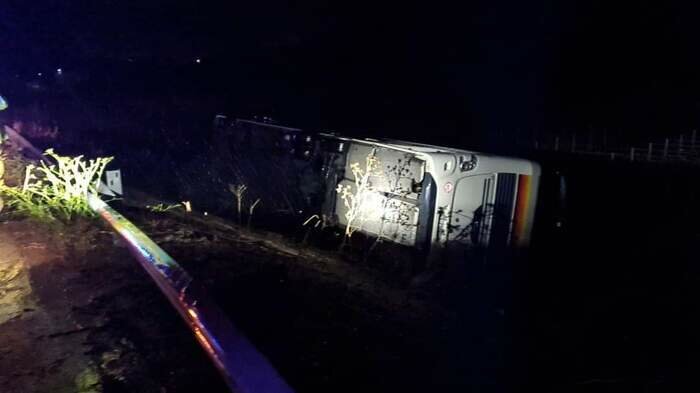 Bufera tra Palermo e Agrigento, bus si ribalta Bufera tra Palermo e Agrigento, bus si ribalta