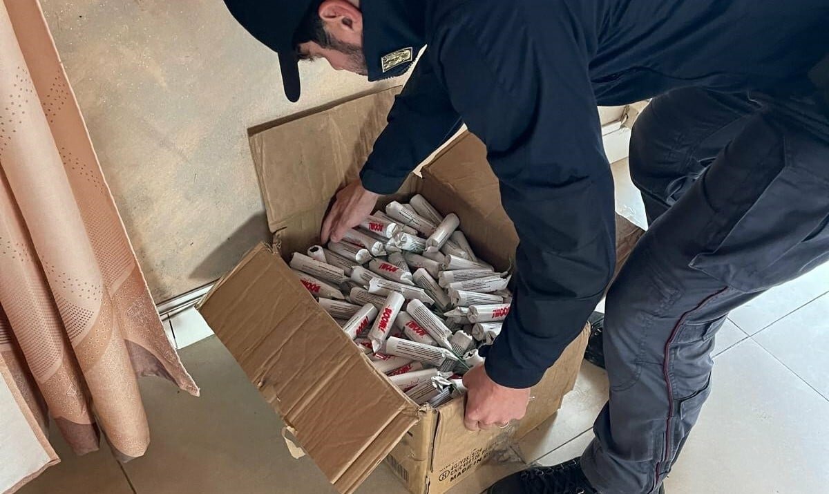 Agenti bussano alla porta e trovano 500 kg di botti