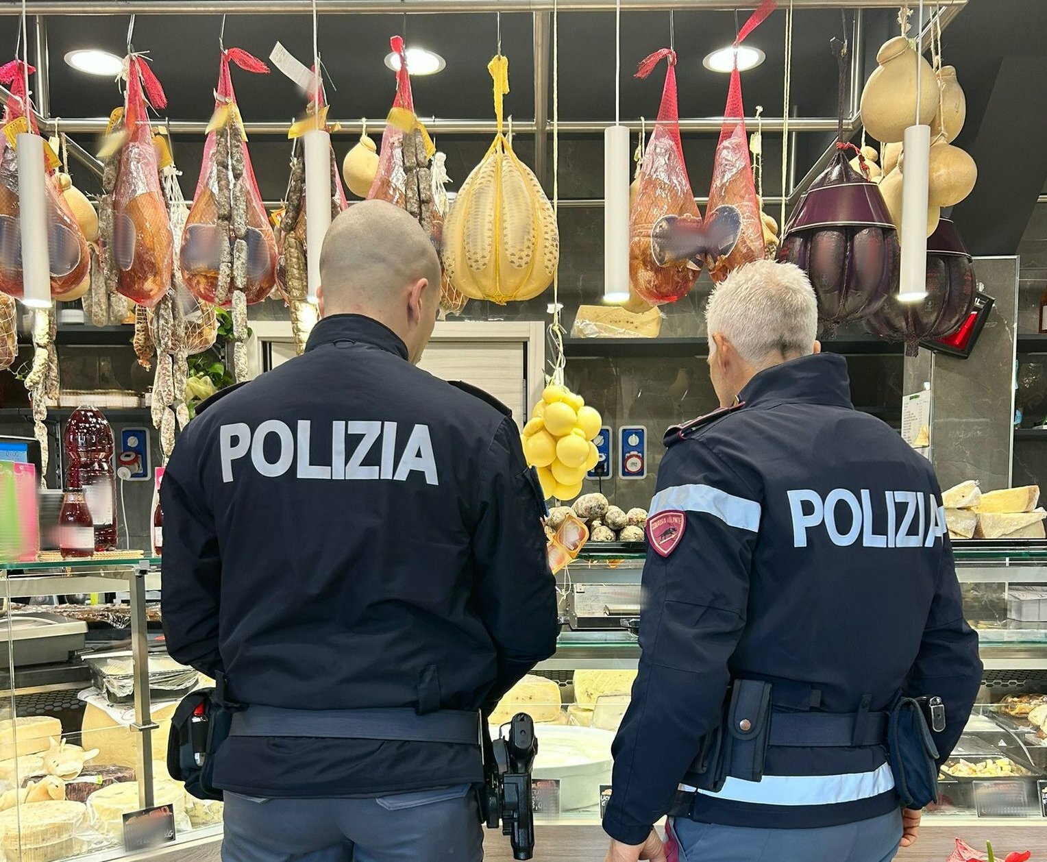Sporcizia e cibo non tracciato: multe per bar e caseificio
