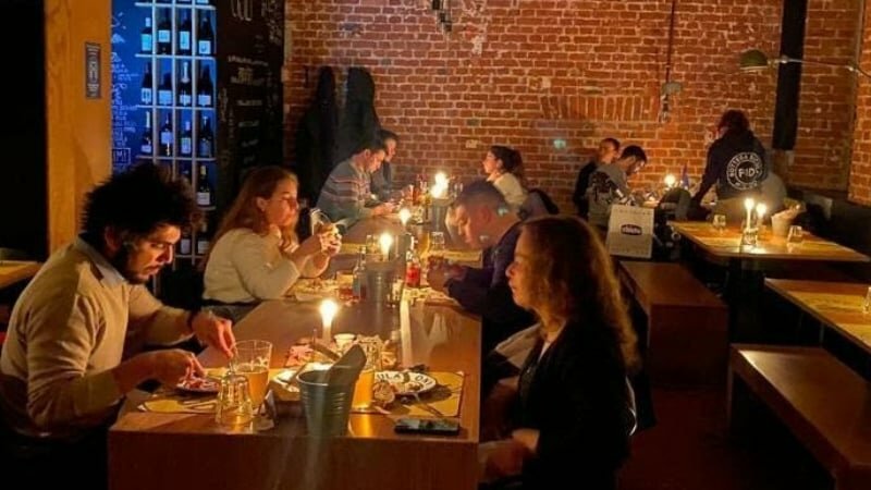 Caro bollette, a Catania cena a lume di candela