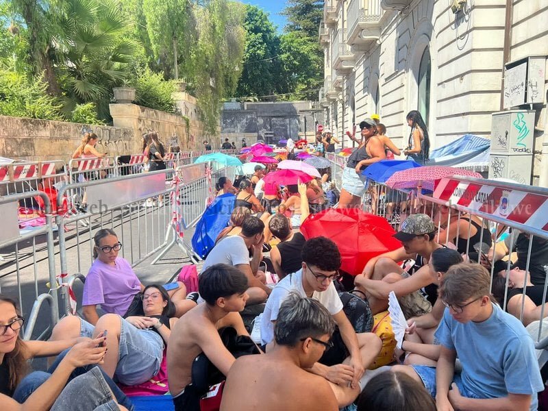 Catania, tutti in fila dall'alba per Geolier