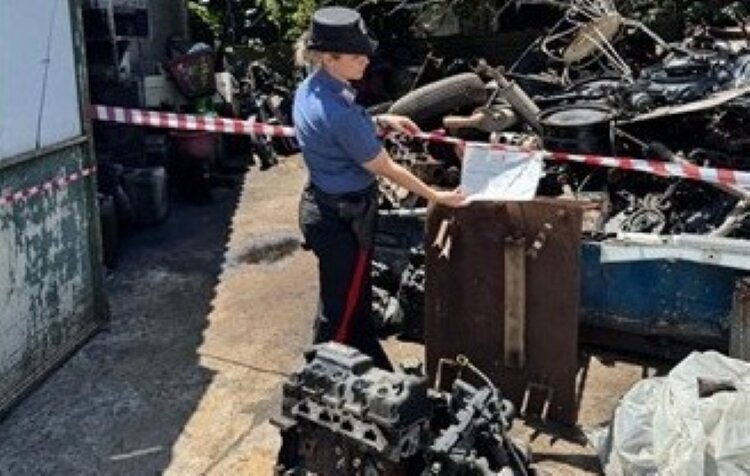 Officina abusiva in garage: denunciati padre e figlio