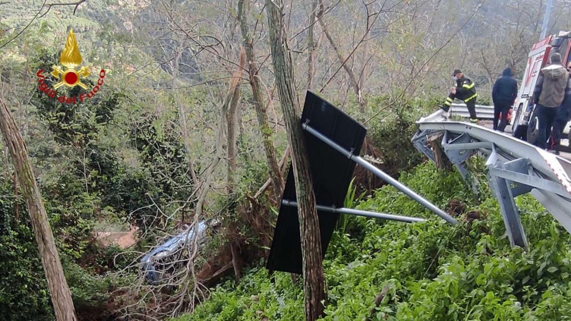 Auto si ribalta, 83enne illesa