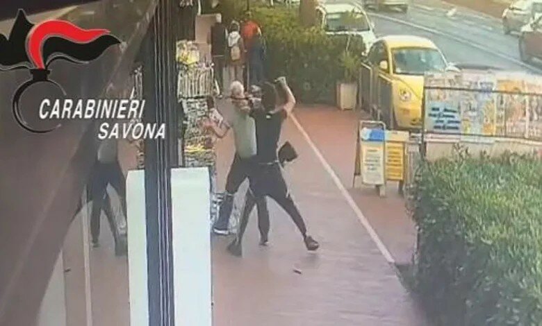 Accoltella coetaneo e edicolante, arrestato 15enne