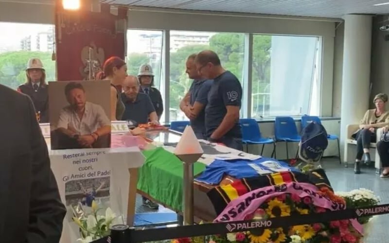 Tutti in fila per l'omaggio al bomber Tot&ograve;