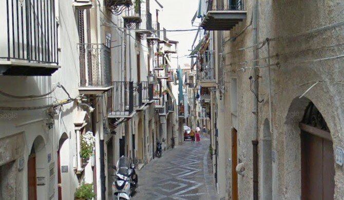 Morto da giorni, a vegliarlo la moglie sotto shock