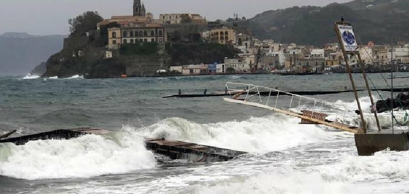 Eolie, mare in burrasca