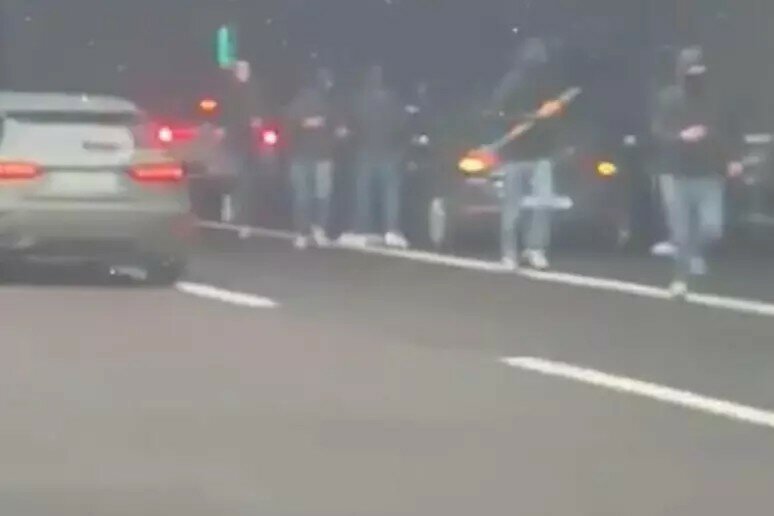 In autostrada scontri tra tifosi con mazze e bastoni In autostrada scontri tra tifosi con mazze e bastoni