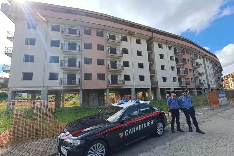 Litiga con due prostitute per il pagamento, poi le uccide Litiga con due prostitute per il pagamento, poi le uccide