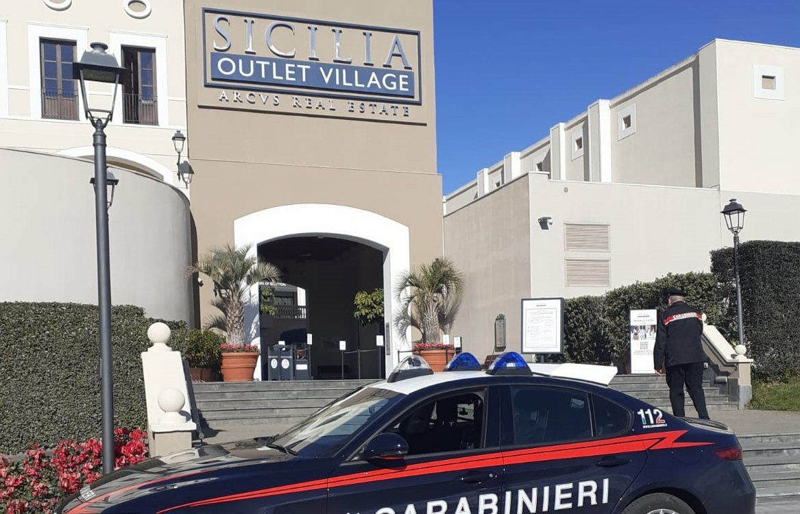 Ladri d'auto nei parcheggi dell'outlet di Agira: presi