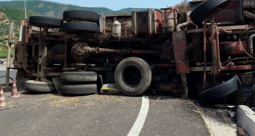 Tir si ribalta sulla A19: feriti e traffico in tilt