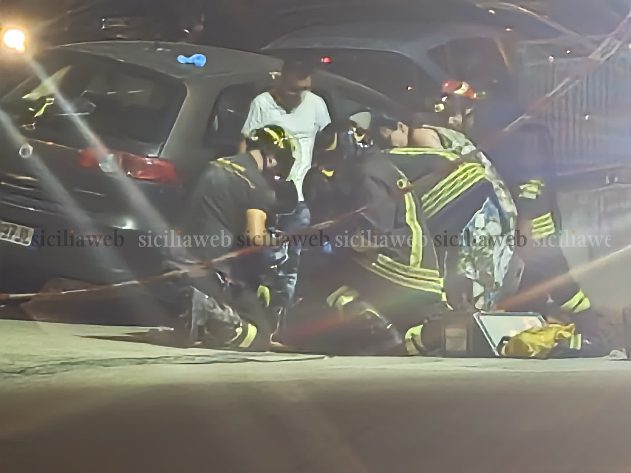 Auto si schianta contro un muretto: 4 feriti, uno è grave Auto si schianta contro un muretto: 4 feriti, uno è grave