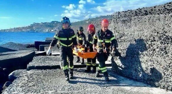 Rimane incastrato tra i frangiflutti a Capomulini
