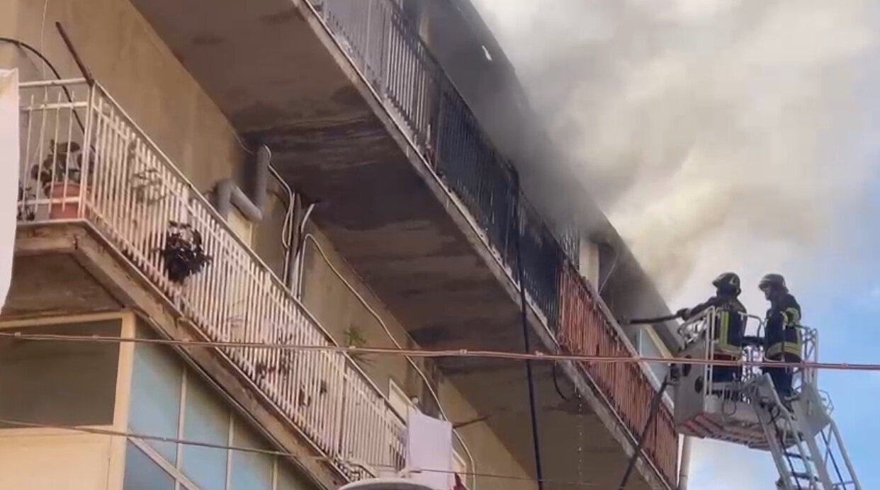 Cucinano le pizze e scoppia l'incendio
